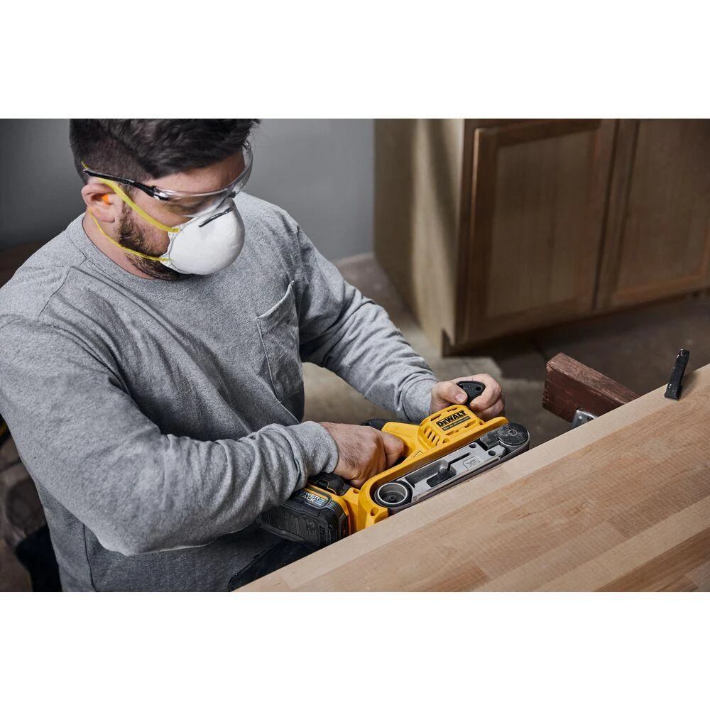 De Walt Juostinis šlifuoklis DeWalt DCW220N-XJ; 18 V (be akumuliatoriaus ir pakrovėjo)