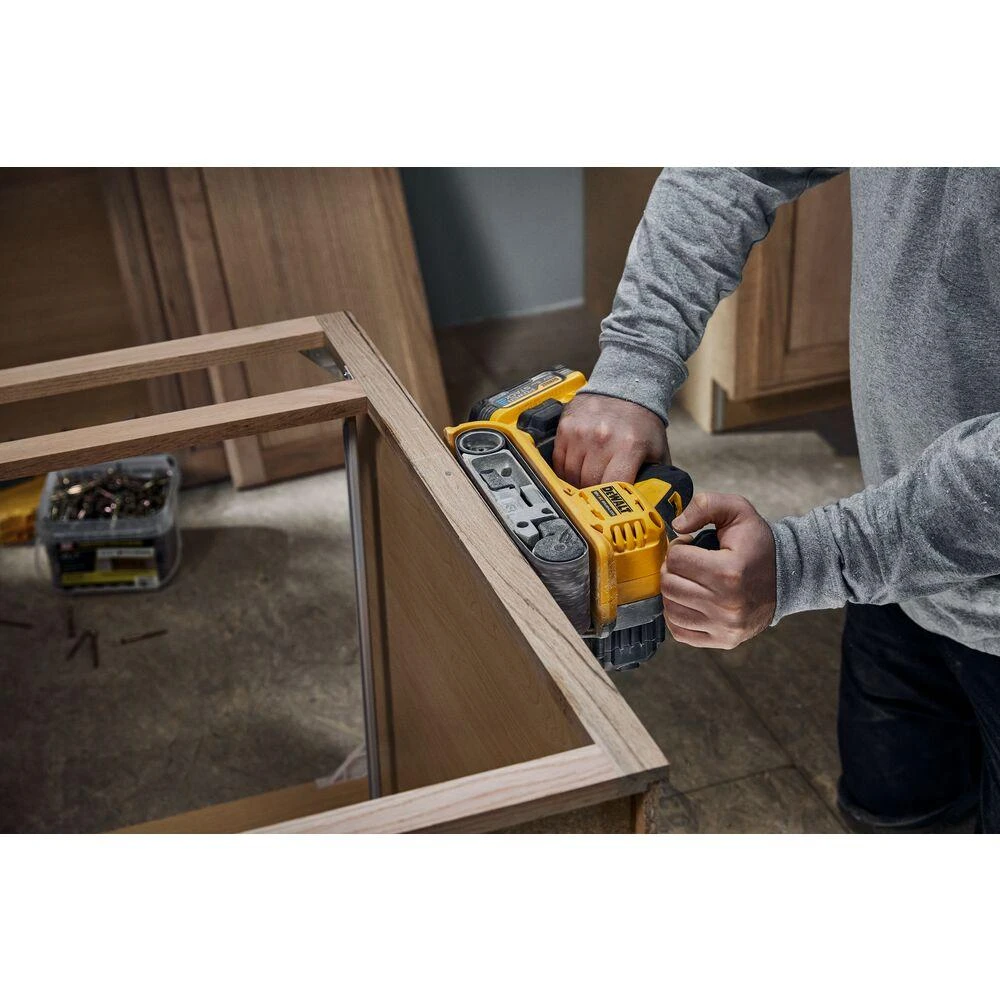 De Walt Juostinis šlifuoklis DeWalt DCW220N-XJ; 18 V (be akumuliatoriaus ir pakrovėjo)