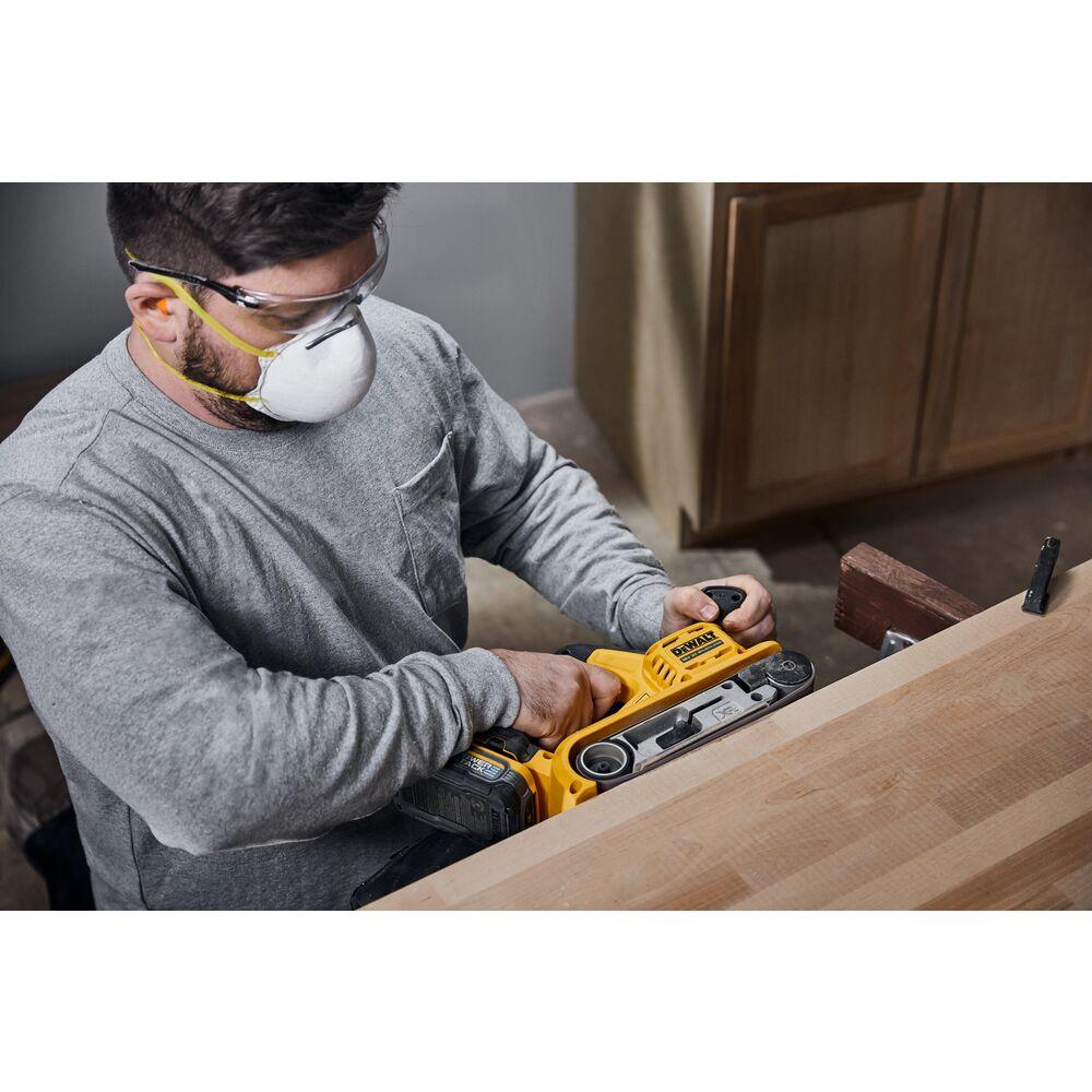 Juostinis šlifuoklis DeWalt DCW220P2-QW; 18 V; 2x5,0 Ah akum.