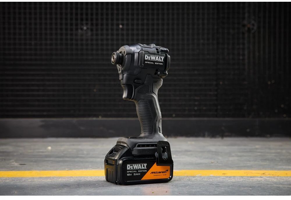 Grąžtas Smūginis 1/4" akumuliatorinis smūginis suktuvas, 206 Nm, 5.0 Ah, 18 V XR, DEWALT [DCF86MP1T-QW] MCLAREN leidimas