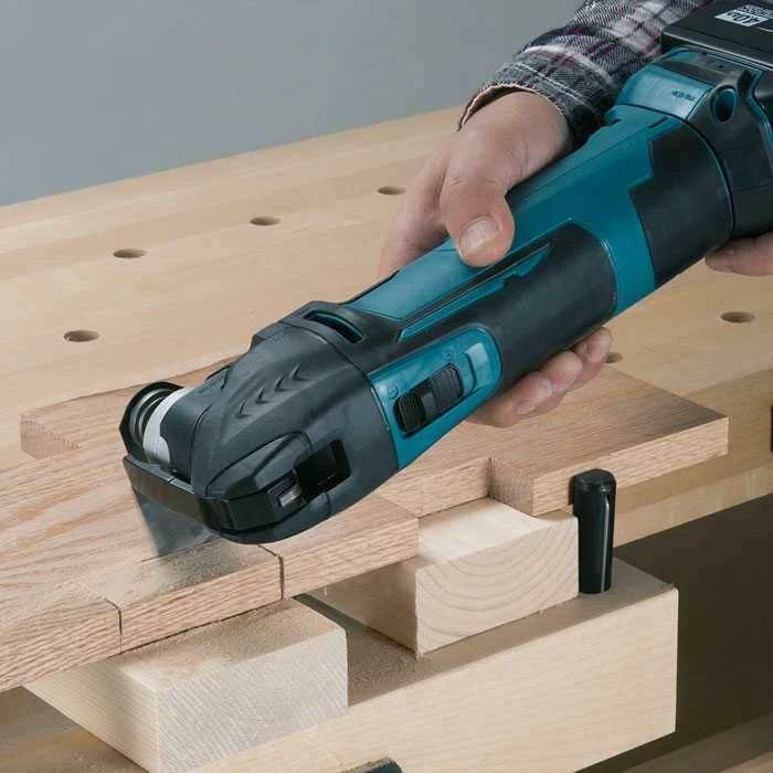 MAKITA DAUGIAFUNKCINIS ĮRANKIS 18V 2 x 3.0Ah Li-ION + PRIEDAI + MAKPAC DĖKLAS