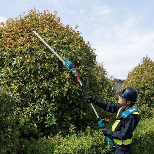 Makita UN001GZ Cordless pole hedge trimmer, 40Vmax XGT, BL-motor, 600mm, (6 stage:UP45°-DOWN70°) 4,0kg, be akumuliatoriaus ir kroviklio