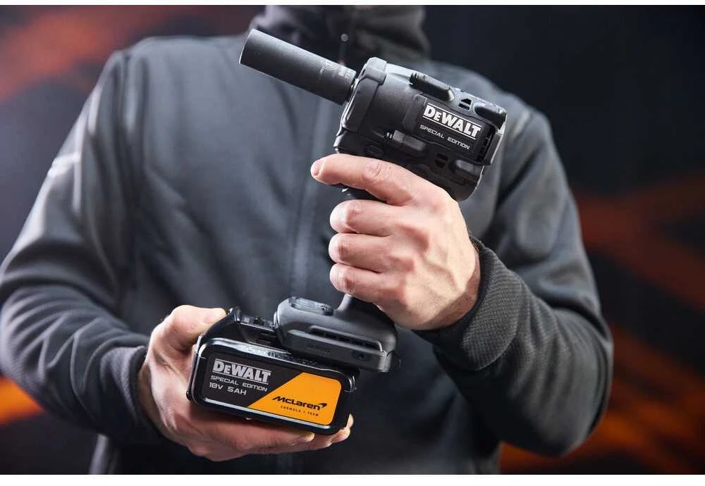 DEWALT SMŪGINIS VERŽLIASUKIS 1/2″ 18V DCF92MP2T 406Nm 2×5,0Ah MCLAREN