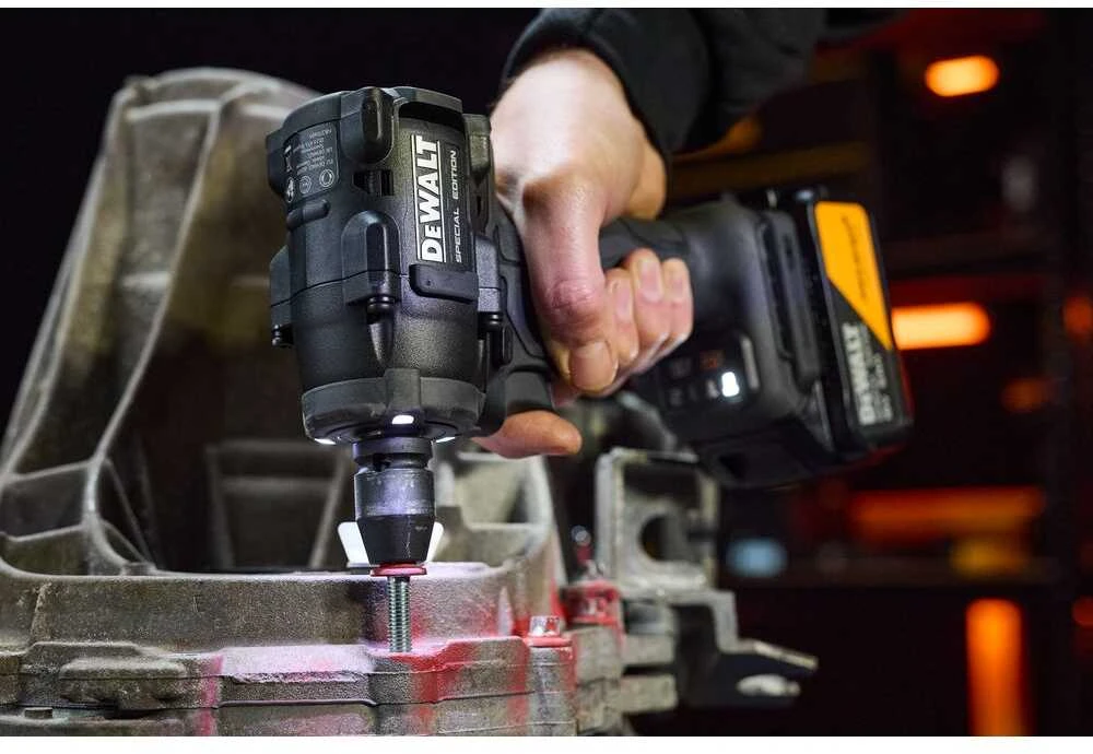 DEWALT SMŪGINIS VERŽLIASUKIS 1/2″ 18V DCF92MP2T 406Nm 2×5,0Ah MCLAREN