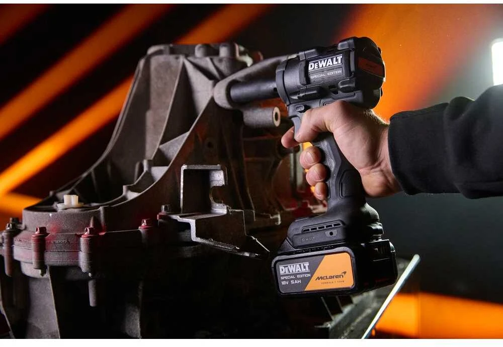 DEWALT SMŪGINIS VERŽLIASUKIS 1/2″ 18V DCF92MP2T 406Nm 2×5,0Ah MCLAREN