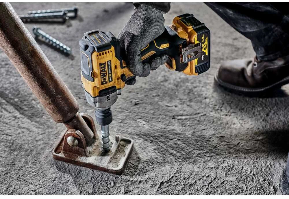 DEWALT Smūginis veržliasukis 1/2" 18V 812Nm 2x5,0Ah 4-BIEGI PIERŚCIEŃ ZABEZPIECZAJĄCY DCF891P2G