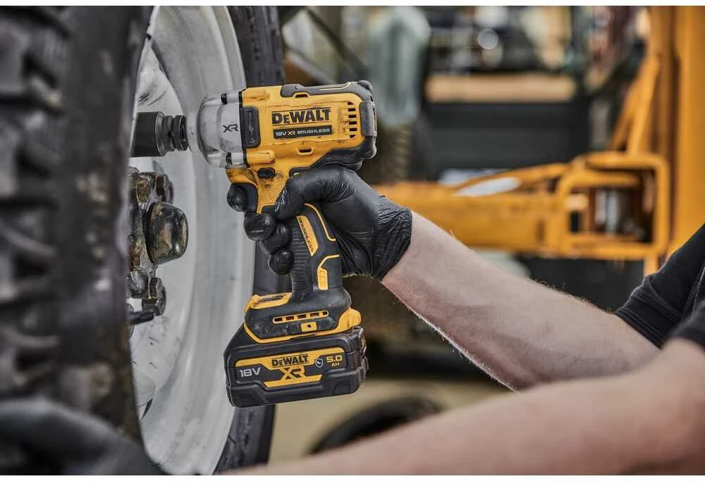 DEWALT Smūginis veržliasukis 1/2" 18V 812Nm 2x5,0Ah 4-BIEGI PIERŚCIEŃ ZABEZPIECZAJĄCY DCF891P2G