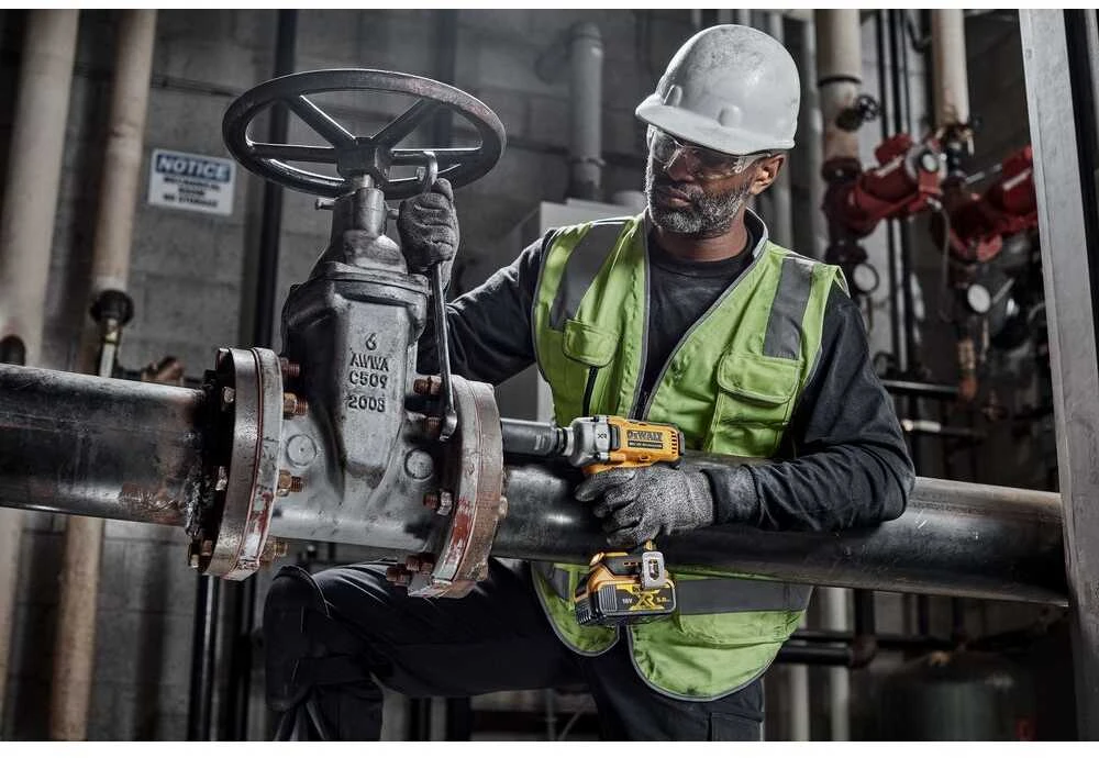 DEWALT Smūginis veržliasukis 1/2" 18V 812Nm 2x5,0Ah 4-BIEGI PIERŚCIEŃ ZABEZPIECZAJĄCY DCF891P2G