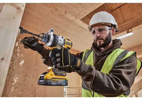 DeWALT DCD1007 suktuvas gręžiant medieną