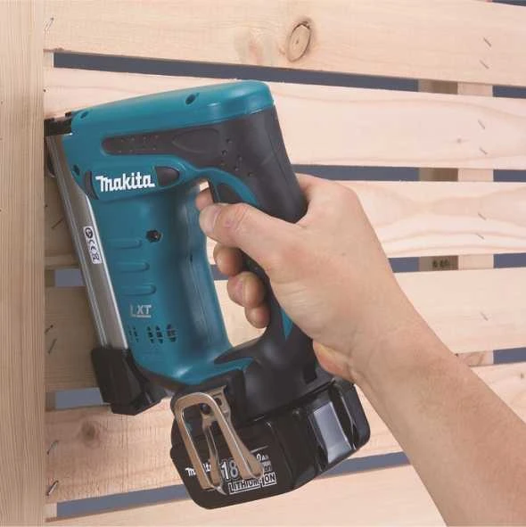 MAKITA STAPLER 18V 2x3,0Ah DST221RFJ