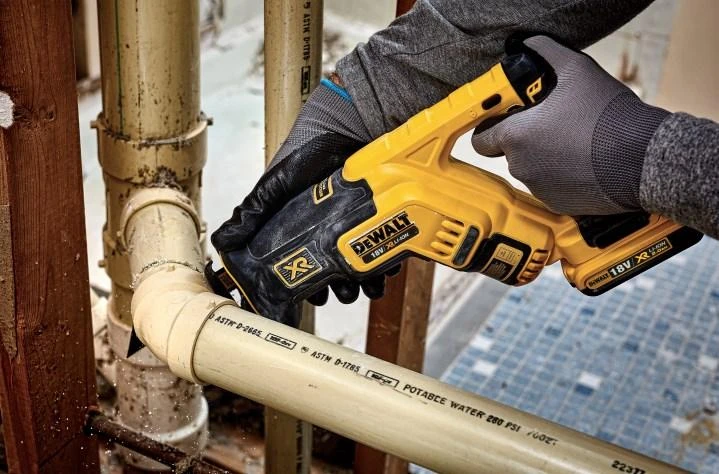 Akumuliatorinis tiesinis pjūklas DeWalt DCS367P2-QW; 18 V; 2x5,0 Ah akum.
