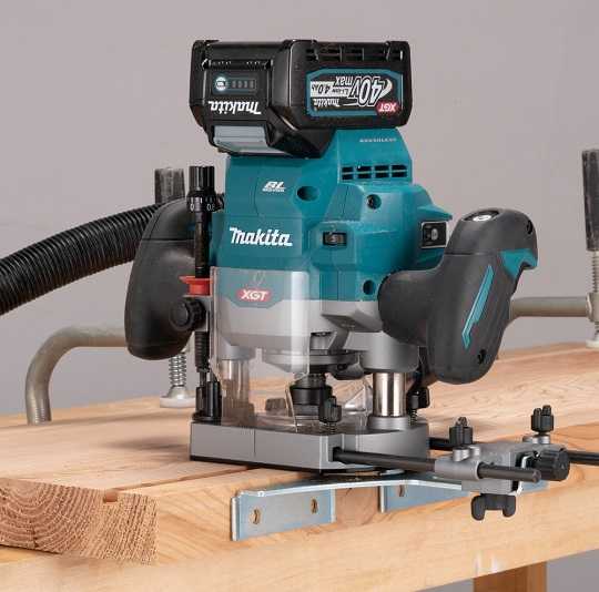 akumuliatorinė frezarka górnowrzecionowa 40V XGT Makita [RP001GM201] 2x4,0Ah