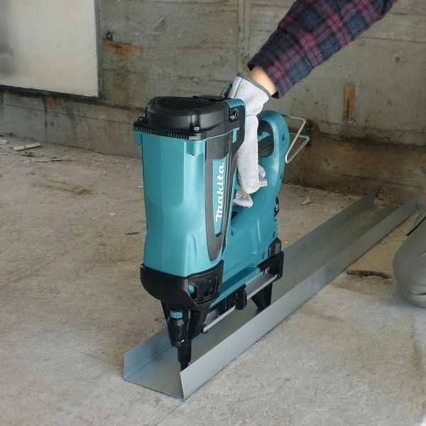 Akumuliatorinis / dujinis viniakalis Makita GN420CLSE; 7,2 V; 2x1,0 Ah akum.