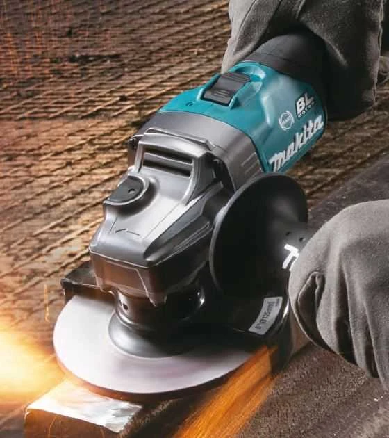 Makita GA005GM201 Kampinis šlifuoklis XGT, 125MM, 8500RPM; bešepetėlinis variklis, 2X4,0Ah; greitasis kroviklis; elektrinis stabdys; AFT; MAKPAC lagaminas; slankusis jungiklis