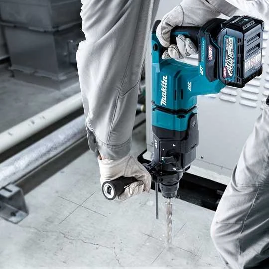 Makita 40V perforatorius darbo procese