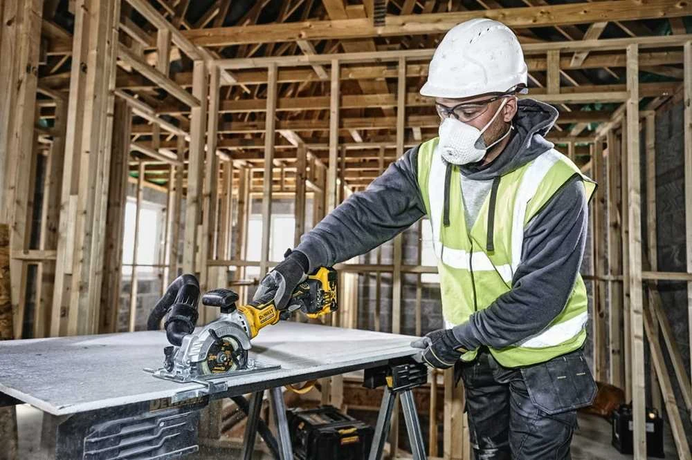 Diskinis pjūklas DeWalt DCS571NT-XJ; 115 mm; 18 V; (be akumuliatoriaus ir pakrovėjo)