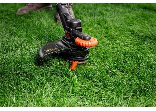 Black & Decker Juodas & Decker Akumuliatorinė žoliapjovė su 25 cm ašmenimis, 18V, Juodas & Decker [BCSTR918D1-QW] 2,0Ah