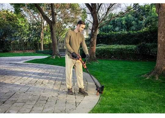 Black & Decker Juodas & Decker Juodas+DECKER ŽOLIAPJOVĖ-TRIMERIS 18V BCSTR918D1 25cm 1×2,0Ah