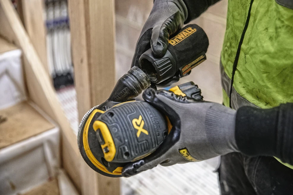 DEWALT akumuliatorinis bešepetėlinis ekscentrinis šlifuoklis DCW210P2 18V 125mm 2x5,0Ah