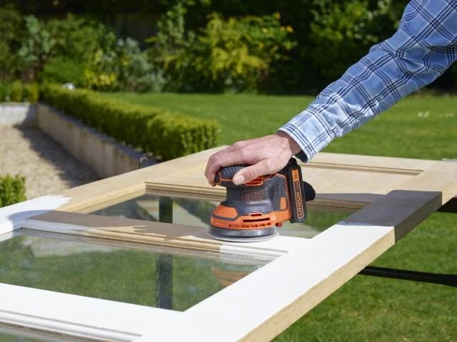 Black & Decker Juodas & Decker Ekscentrinis šlifuoklis Juodas & Decker BDCROS18-QW; 18 V; 1,5 Ah akum.+ pakrovėjas