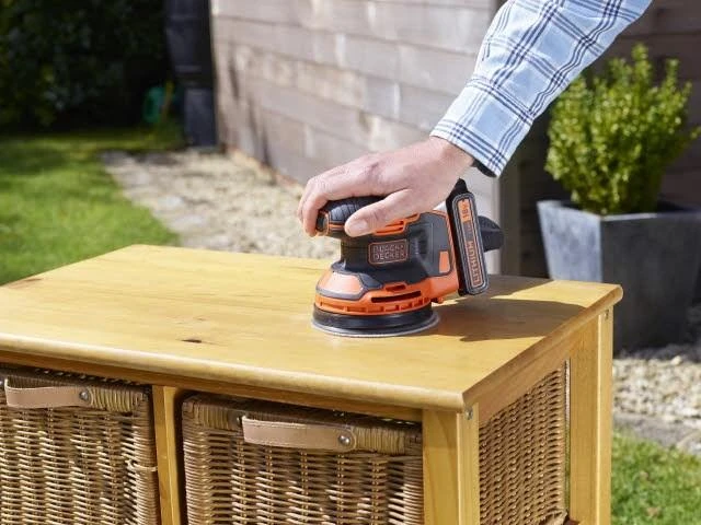 Black & Decker Juodas & Decker Ekscentrinis šlifuoklis Juodas & Decker BDCROS18-QW; 18 V; 1,5 Ah akum.+ pakrovėjas