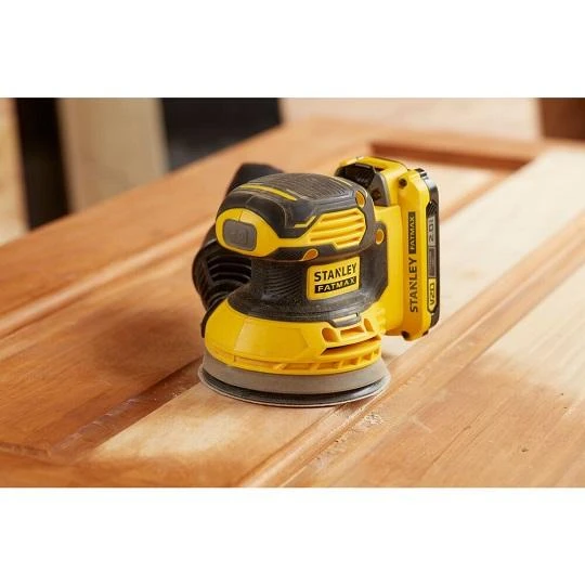 Stanley V20 belaidis šlifuoklis darbo procese