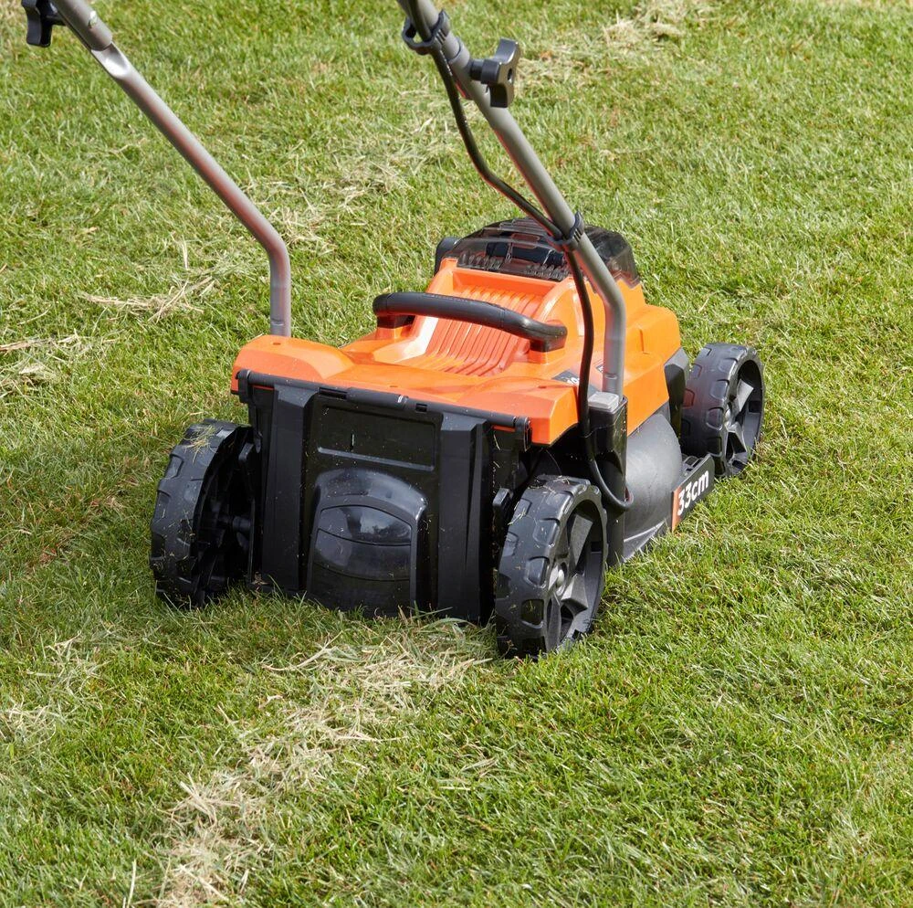 Black & Decker Juodas & Decker Vejapjovė Juodas & Decker BCMW3318L2-QW; 18 V; 2x2,5 Ah akum.+ pakrovėjas