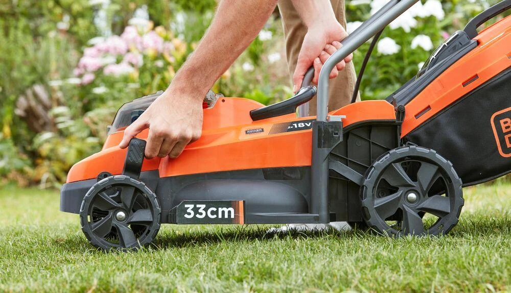 Black & Decker Juodas & Decker Vejapjovė Juodas & Decker BCMW3318L2-QW; 18 V; 2x2,5 Ah akum.+ pakrovėjas