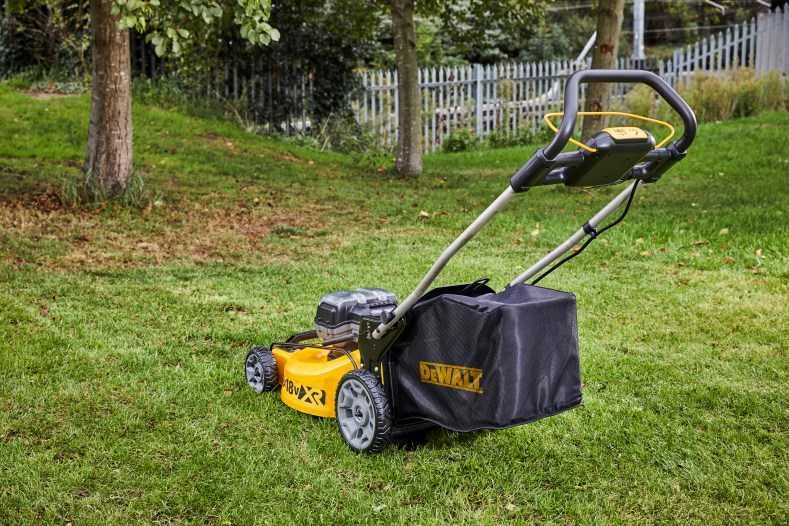 Akumuliatorinė vejapjovė DeWalt DCMW564P2; 2x18 V; 2x5,0 Ah akum.