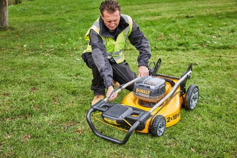 Akumuliatorinė vejapjovė DeWalt DCMW564P2; 2x18 V; 2x5,0 Ah akum.