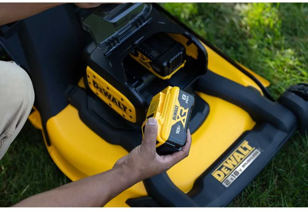 DEWALT stumiama akumuliatorinė vejapjovėDCMWP134N,  2x18V, 53cm, be akumuliatoriaus ir kroviklio