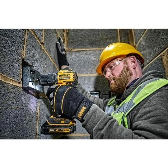 DeWalt suktuvą naudojantis statybininkas