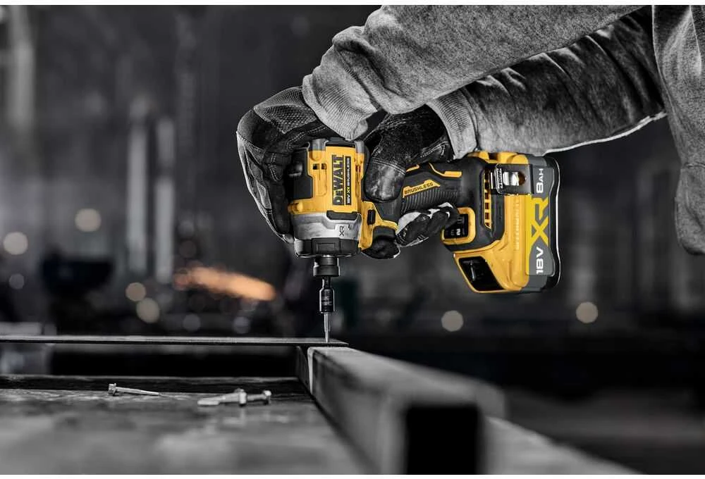 DeWalt smūginis suktuvas darbo procese