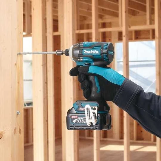 Makita TD004GZ Smūginis suktuvas XGT, 1/4", 230Nm, bešepetėlinis variklis, "Z" versija - komplektuojamas be akumuliatoriaus ir kroviklio