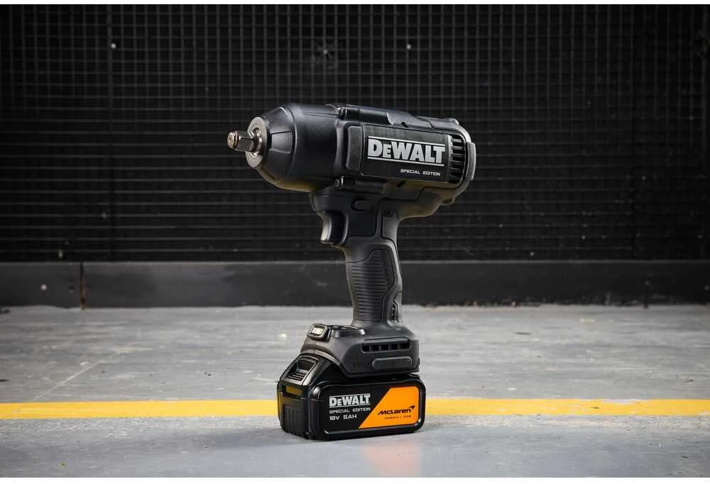DEWALT SMŪGINIS VERŽLIASUKIS 1/2″ 18V DCF99MP2T 1396Nm 2×5,0Ah MCLAREN