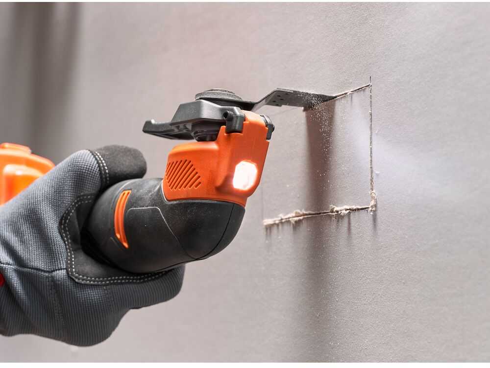Black & Decker Juodas & Decker belaidis daugiafunkcis įrankis 18V Li-Ion 1x2.0Ah POWER CONNECT Juodas+DECKER [BDCOS18D1K-QW] + 20 priedų,