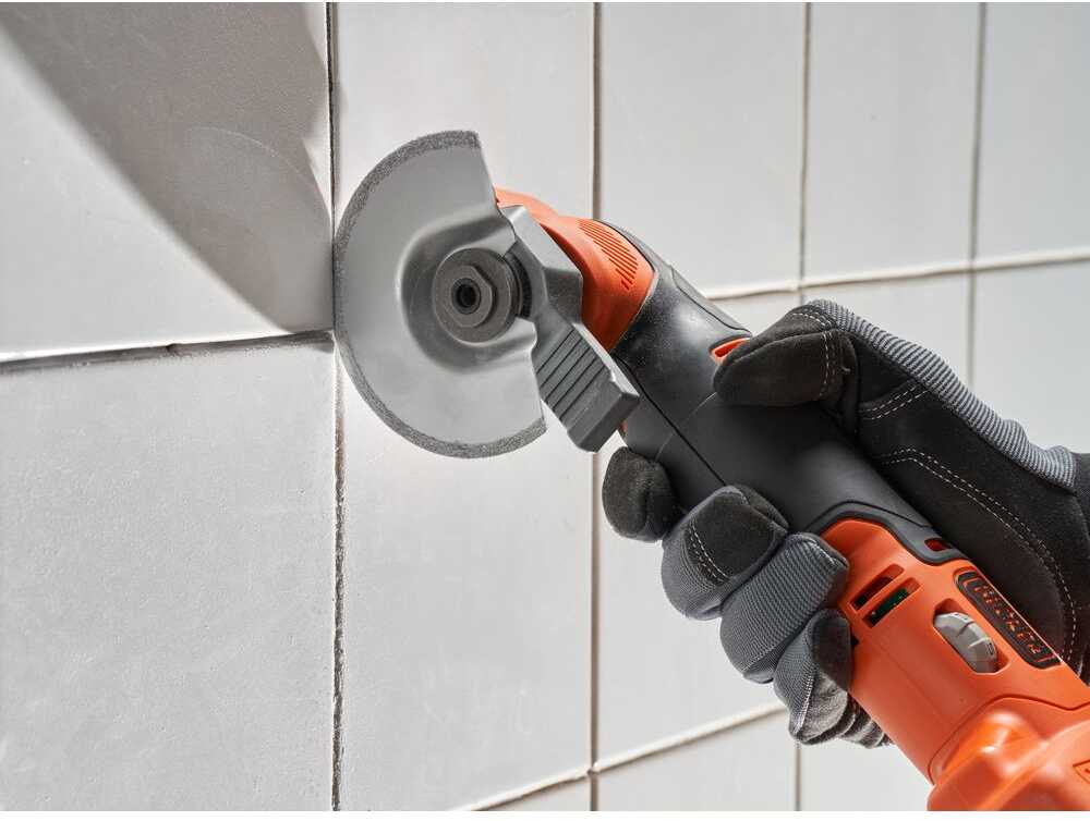 Black & Decker Juodas & Decker belaidis daugiafunkcis įrankis 18V Li-Ion 1x2.0Ah POWER CONNECT Juodas+DECKER [BDCOS18D1K-QW] + 20 priedų,