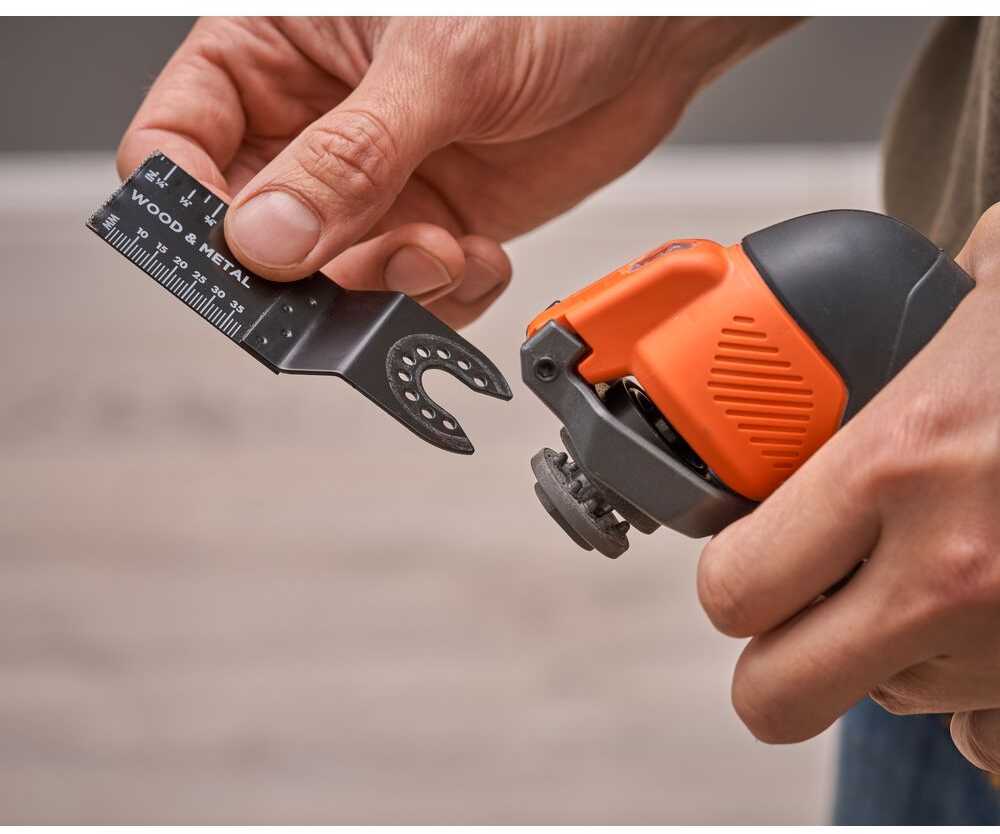 Black & Decker Juodas & Decker belaidis daugiafunkcis įrankis 18V Li-Ion 1x2.0Ah POWER CONNECT Juodas+DECKER [BDCOS18D1K-QW] + 20 priedų,