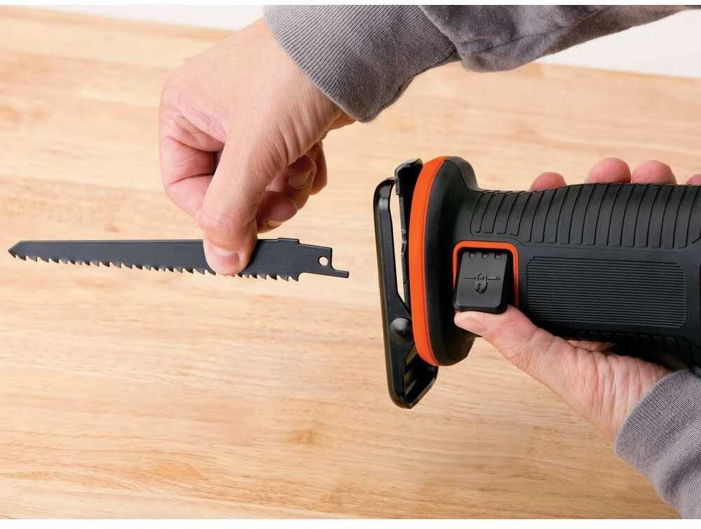 Black & Decker Juodas & Decker akumuliatorinė pilarka szablowa 18V Li-lon Juodas+DECKER [BDCR18M1-QW] 4,0Ah