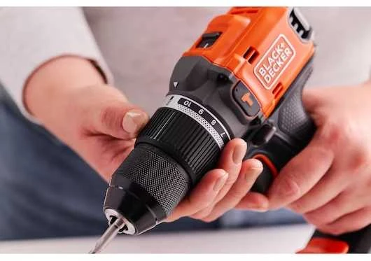 Black & Decker Rinkinys COMBO: wiertarko-wkrętarka smūginis 18 V + kampinis šlifuoklis 115 mm 18 V , 2 Ah i 4 Ah, Juodas & Decker [BCK24D1M1SB-QW] + bidon Dovana