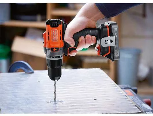 Black & Decker „Juodas & Decker“ Juodas ir DECKER 18 V Smūginis grąžtuvas (su 2 x 18 V 2,0 Ah baterijomis su įkrovos indikatoriumi, 1 A įkrovikliu ir 80 priedų) | BCD383D2XKA-QW | 2,0 Ah