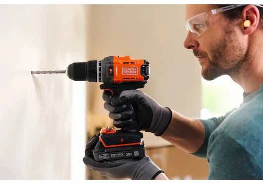 Black & Decker „Juodas & Decker“ Juodas ir DECKER 18 V Smūginis grąžtuvas (su 2 x 18 V 2,0 Ah baterijomis su įkrovos indikatoriumi, 1 A įkrovikliu ir 80 priedų) | BCD383D2XKA-QW | 2,0 Ah