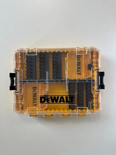 DEWALT vidutinio kietumo dėklas+ [DT70803-QZ] su 2 mažomis didelės talpos laikymo dėžėmis ir 6 antgalių laikikliais