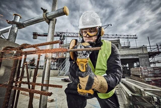 DeWALT kampinis šlifuoklis DCG406N-XJ be akumuliatoriaus ir kroviklio