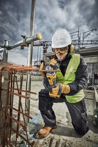 Kampinis šlifuoklis  DEWALT DCG405N be akumuliatoriaus ir kroviklio