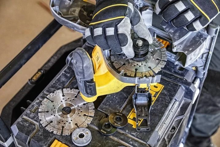 Akumuliatorinis kampinis šlifuoklis DeWalt DCG200T2-QW; 54 V; 2x6,0 Ah akum.