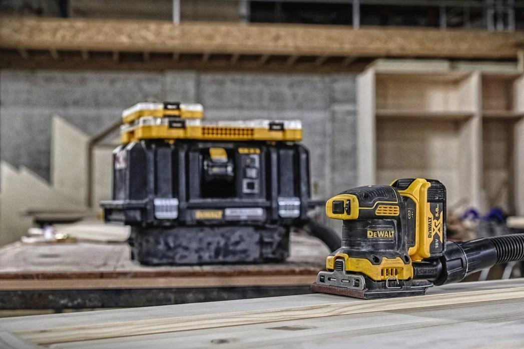 Dewalt plokštuminis šlifuoklis DCW200N 18V  be akumuliatoriaus ir kroviklio