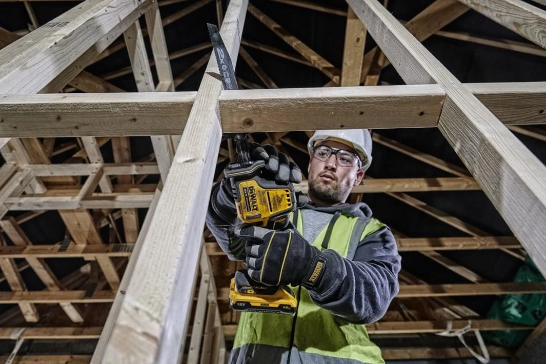 DeWalt tiesinis pjūklas pjaunantis medinį karkasą