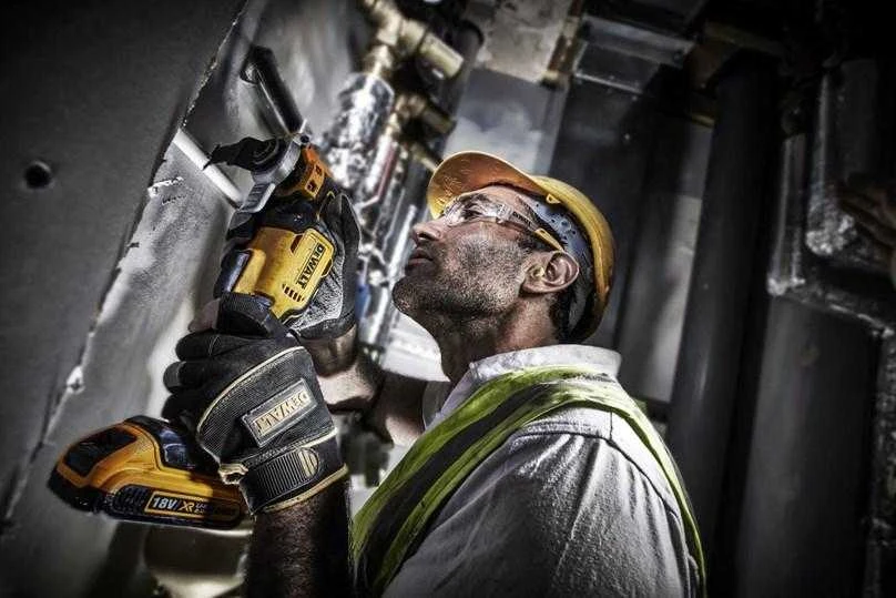 DeWalt daugiafunkcinis įrankis pjaunant vamzdį