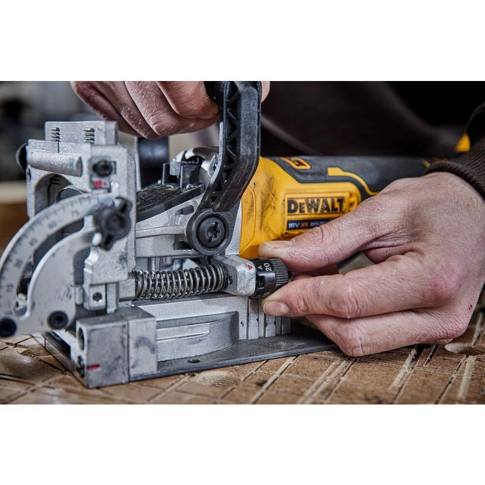 Dewalt griovelių freza DCW682N 18V be akumuliatoriaus ir kroviklio